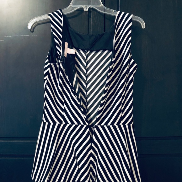 Sleeveless Peplum Top - Picture 5 of 7